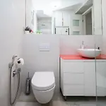 Modern In The Center Apartman