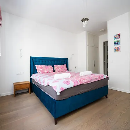 Modern In The Center *